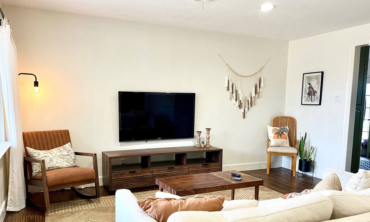 Richardson House | Rustic Boho Home in Richardson with Hot Tub!