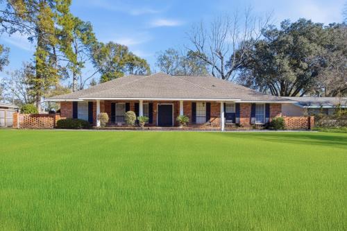 Broadmoor House | Rustic Retreat 5-BR Home with Backyard Oasis