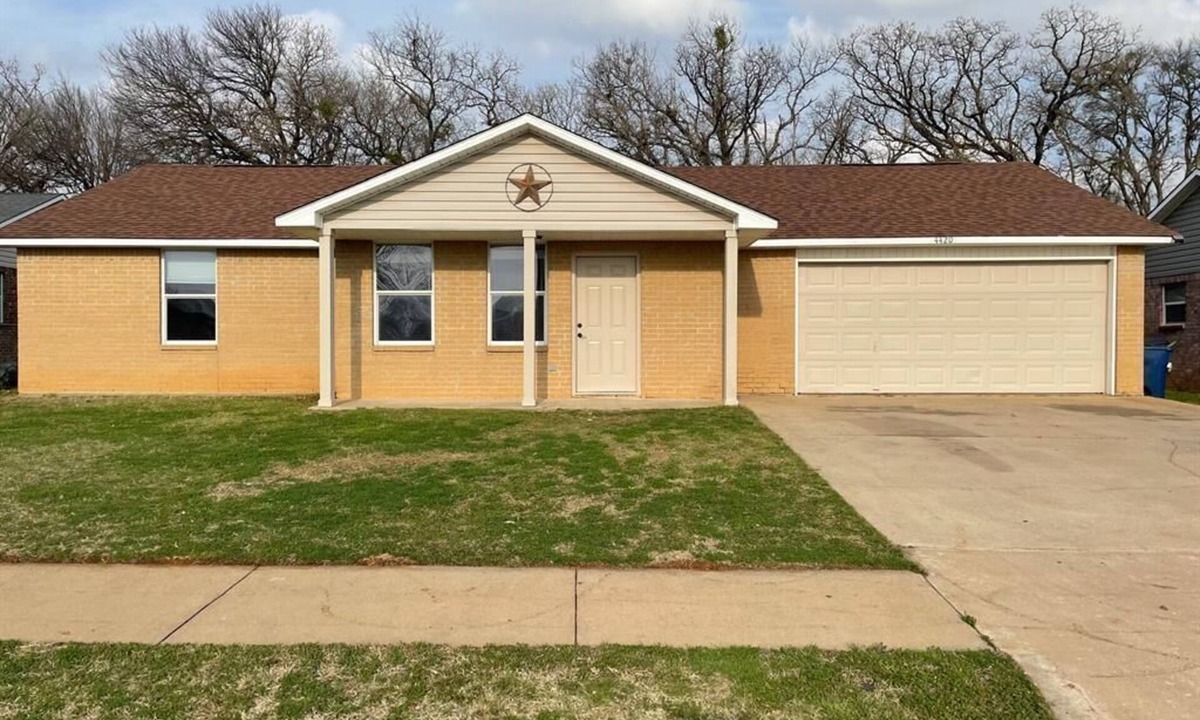 Granbury House | Rustic Wheel-horse House. Entire one-level 3/2 home located in Granbury, TX.
