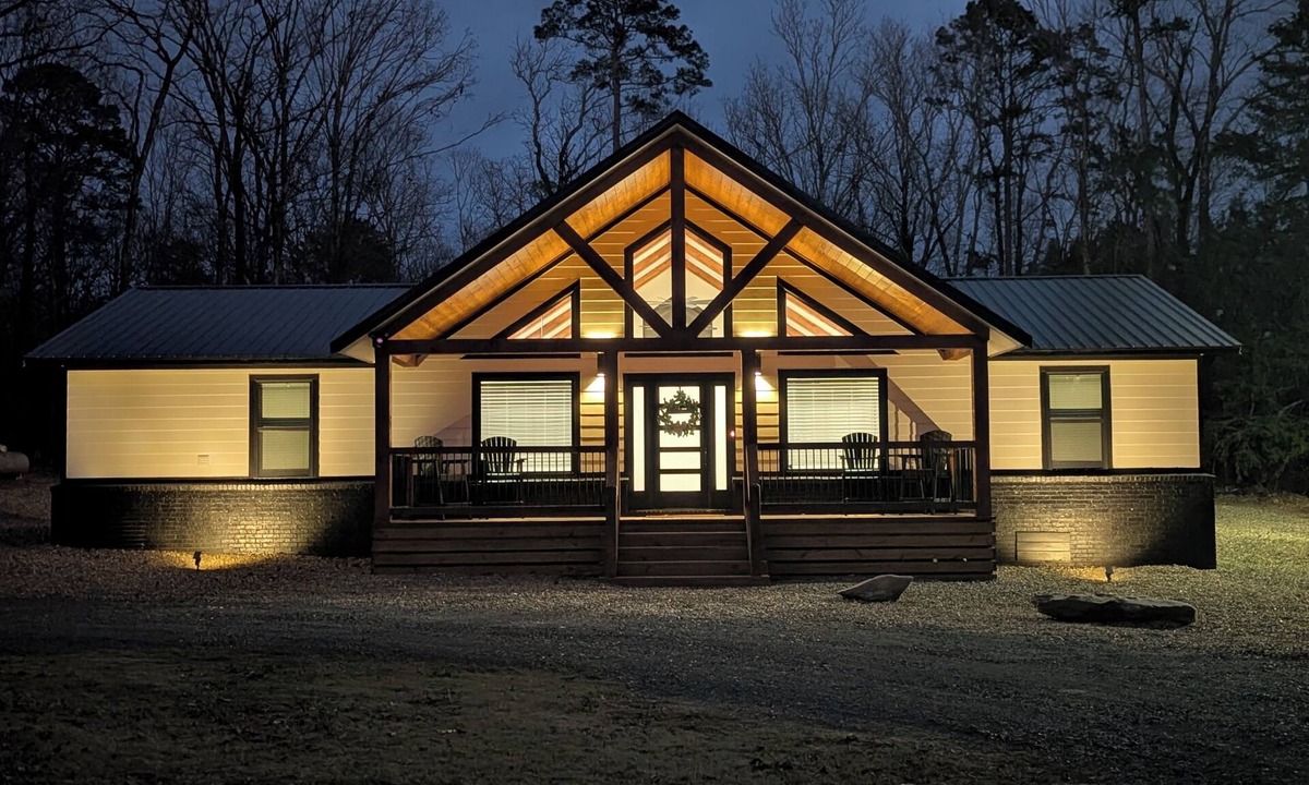 Golden House | Ruvic Retreat: Luxury Getaway - Secluded, Hot Tub & Pickleball