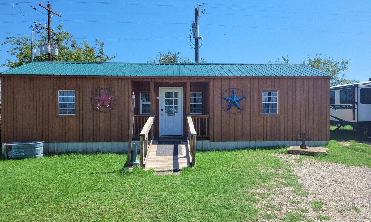 Jacksboro Cabin | Safari-ish Cabin Getaway in Jacksboro