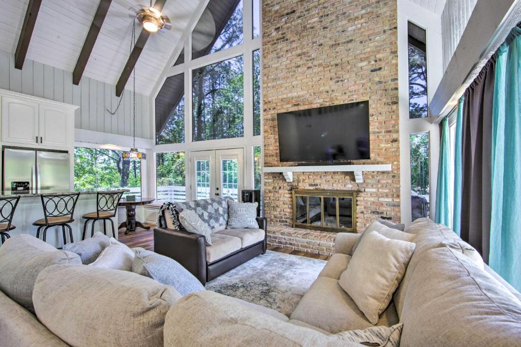 Brookeland House | Sam Rayburn Resort Cabin with Golf & Lake Access