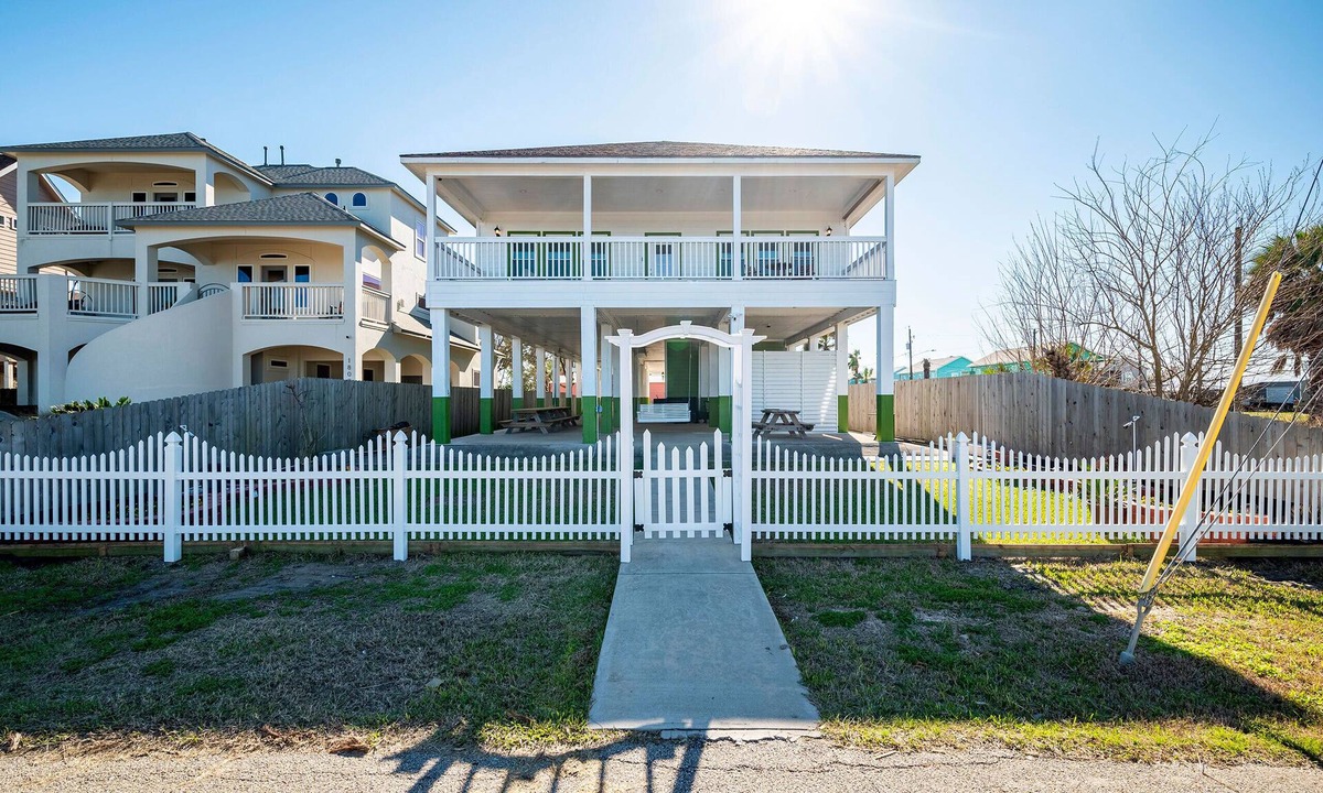 San Leon House | San Leon Vista Del Mare with Pool and Private Pier - Galveston, TX