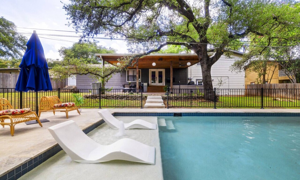 San Marcos House | San Marcos 5BR | Private Pool, Gym, Fire Pit, Walk to TXST, Sleeps 12