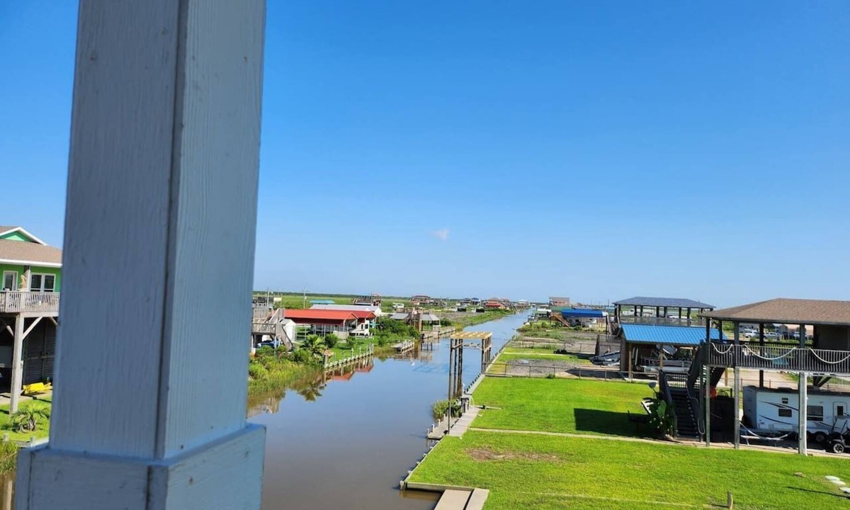 Port Bolivar House | Seahorse Sea Stunning Gulf & Bay Views Canal‑Front Dock Short Walk/Golf Cart to Beach Sleeps 16