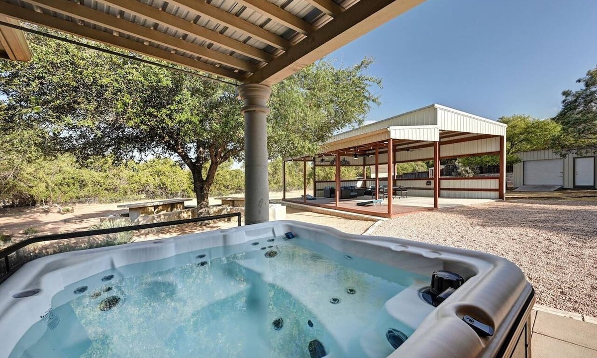 Austin House | Secluded Hill Country Retreat: Bunkhouse and Spa