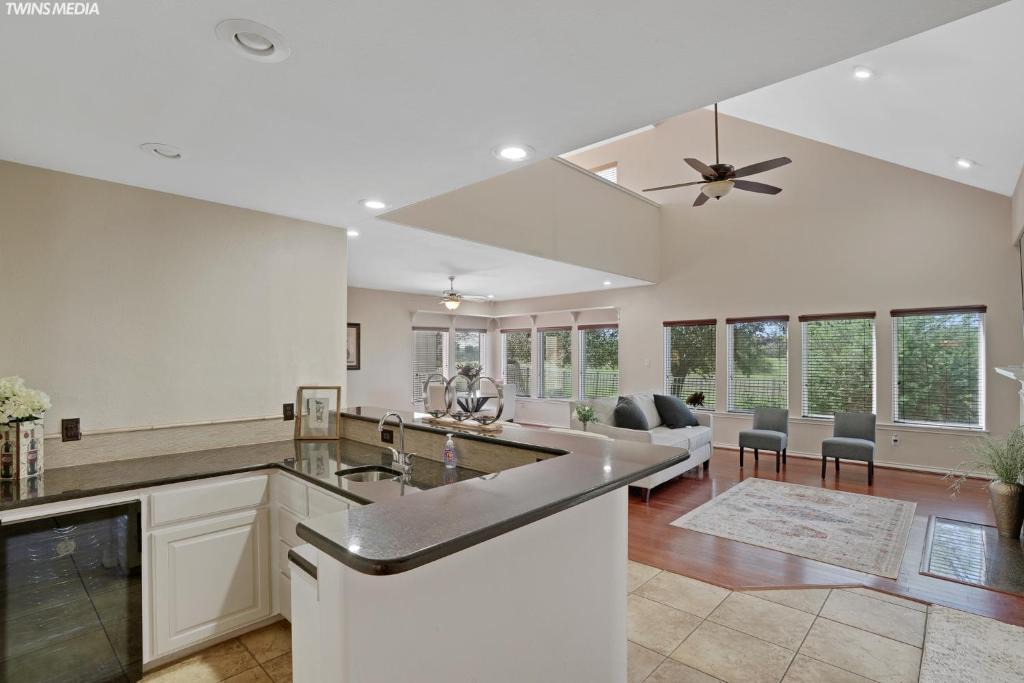South Side House | Serene Coastal Getaway - Spacious 4BR Retreat, 15 Minutes from Beach & Attractions! Fast WiFi, Free Parking, and King Size Bed!