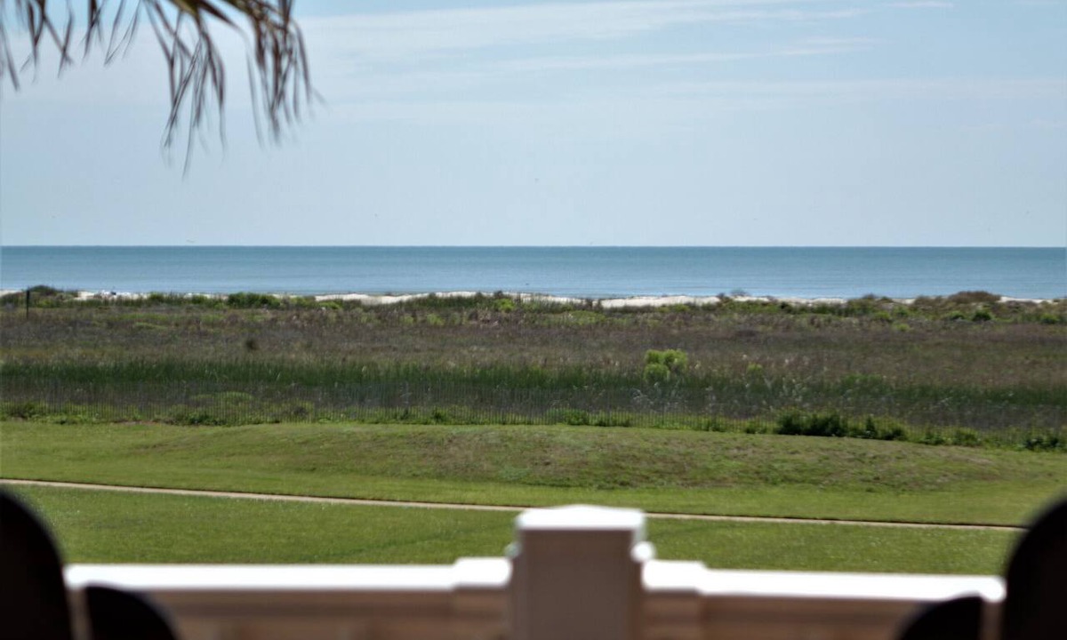 Red Fish Cove Condo | Shore Nuff- Book 5+ nights & get 15% discount- Beach Front 3BD/2BA. Sleeps 9