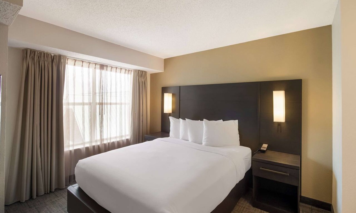 Richardson Hotel | Short drive from Addison Airport! Pet-friendly, Breakfast, Pool, Tennis Court!