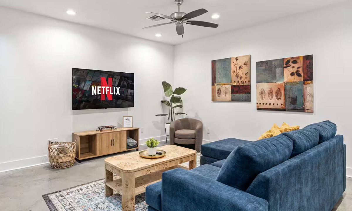 Lafayette House | Short & Extended Stays ▪ Full Kitchen ▪ Workspace ▪ Garage ▪ Washer/Dryer