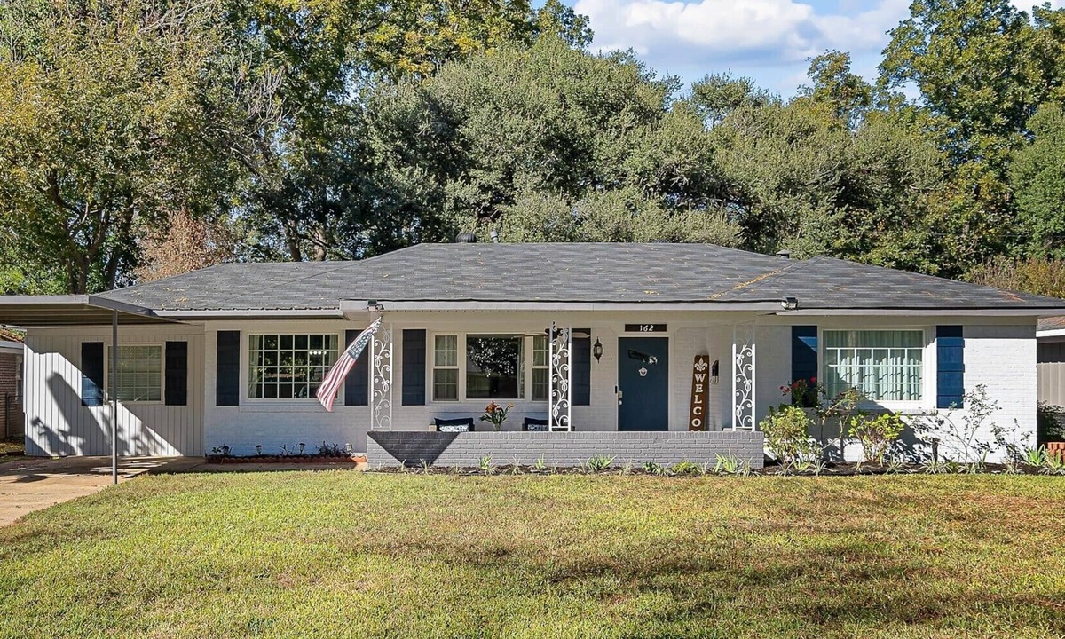 Broadmoor House | Shreveport, Broadmoor area 4 bed family or group home, short & mid-term