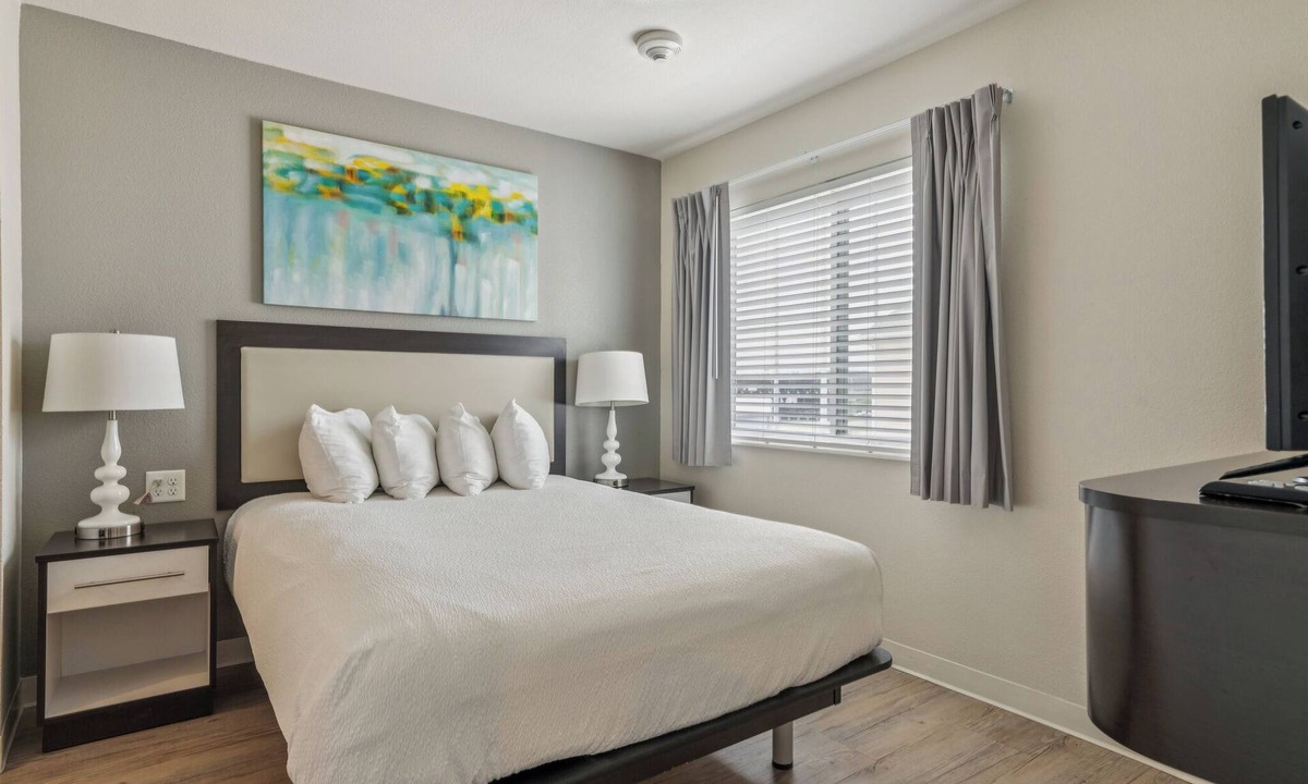 Far North Central Apartment | Simplicity At the Rim 1403 I Comfy 1 Bed 1 Bath