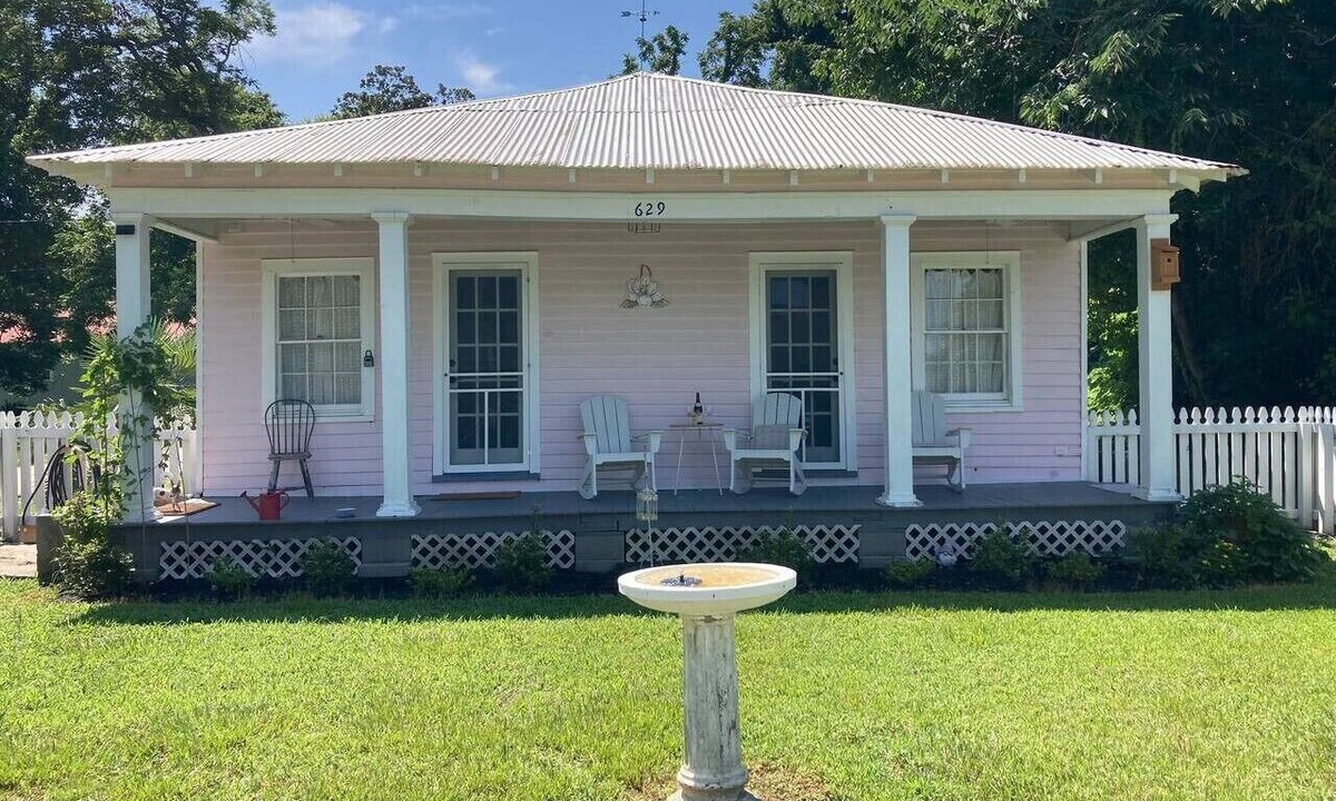 Natchez House | Sit and relax a while