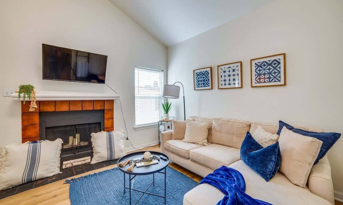 Lower Greenville Apartment | Sleek Condo with Patio