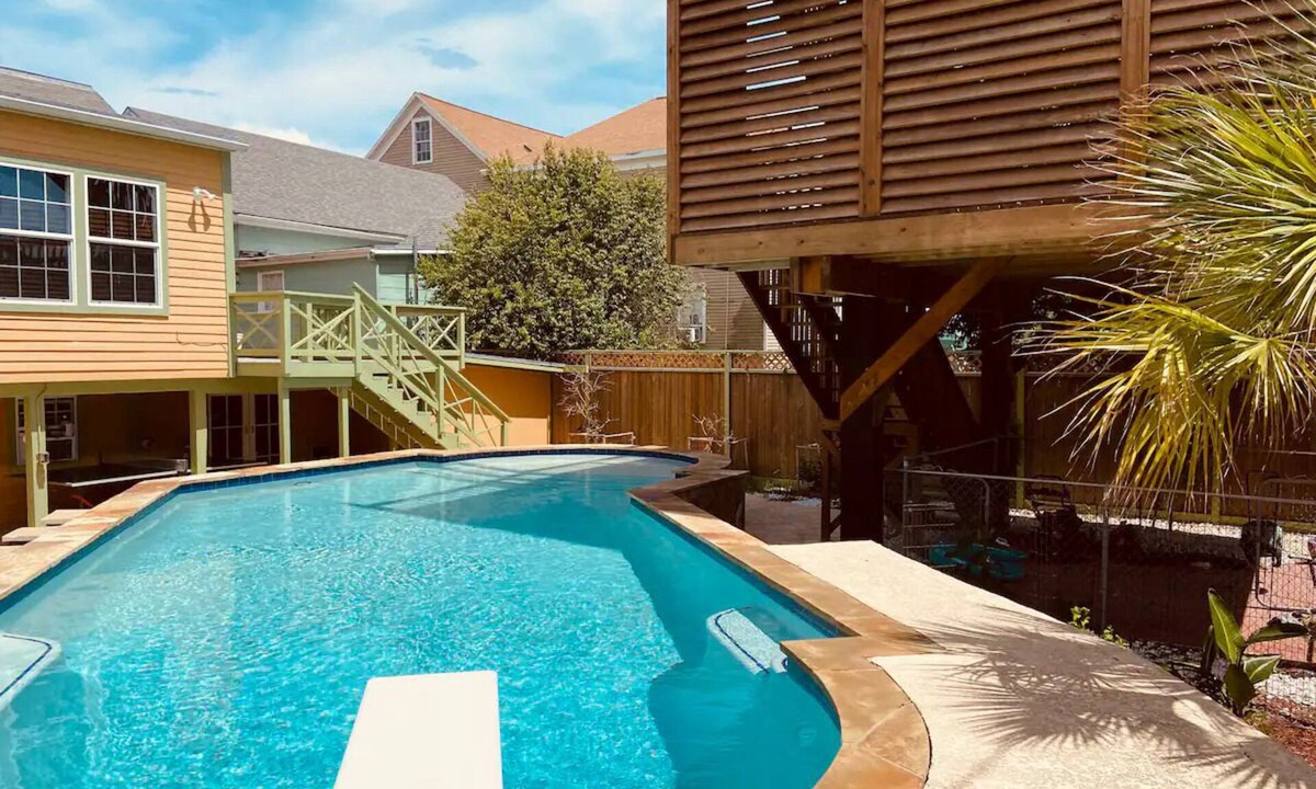 San Jacinto House | Sleep 20, Historic East End, Heated Huge Pool, Giant 4 story deck