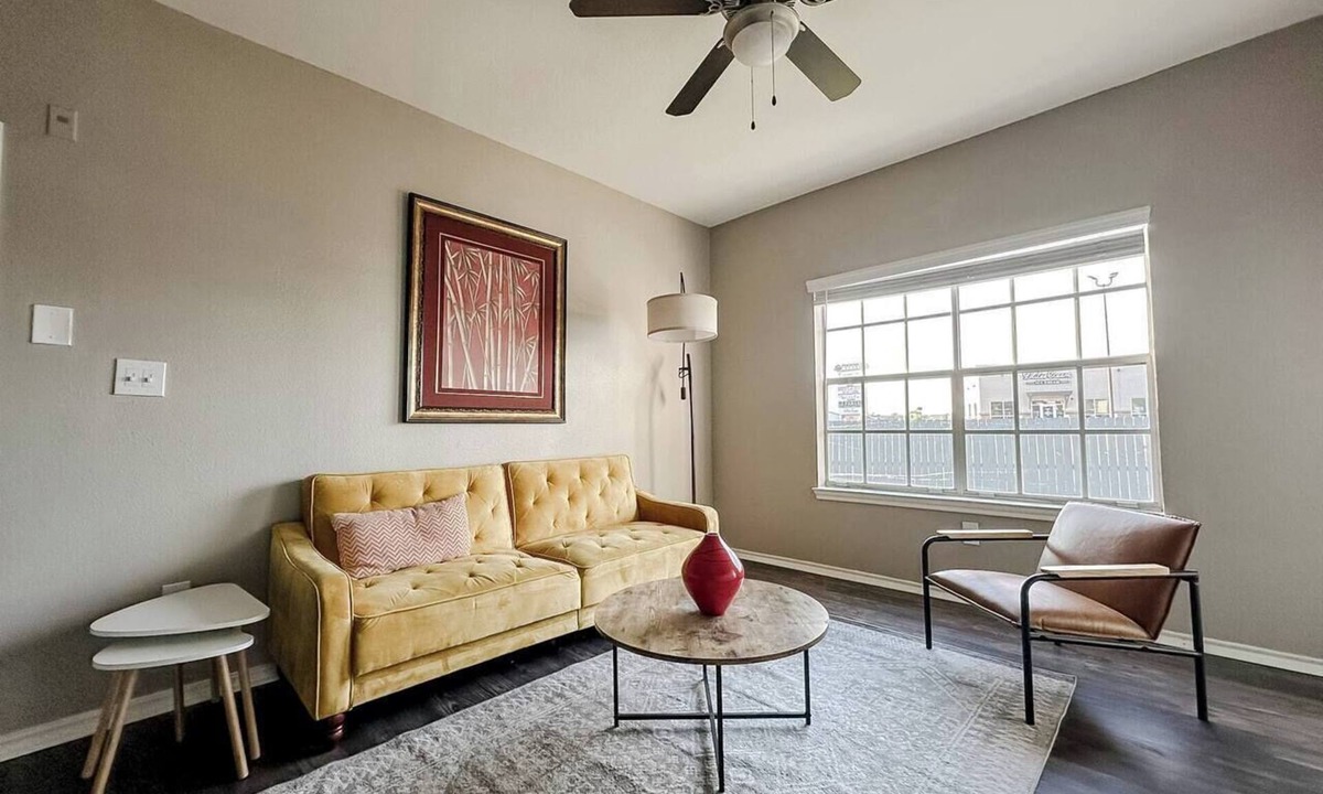 South Side Apartment | Sleepover | Beautiful 1BD/1BA+ Gym- Corpus Christi