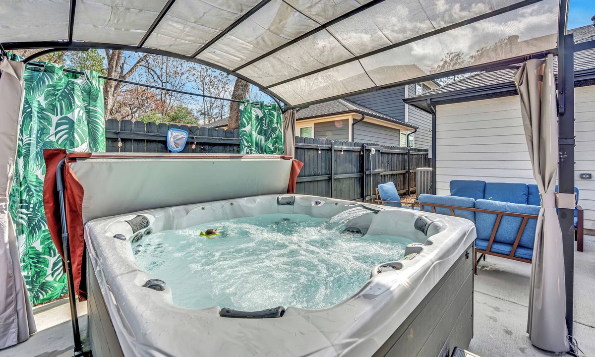Fort Worth House | Sleeps 22 by FW Stockyards Downtown with Hot Tub