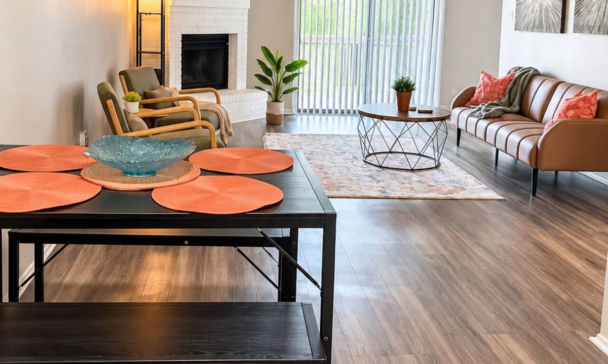 Sweetbriar Apartment | SOCO 2BDR-Shoping, Dining, Music - Apartment