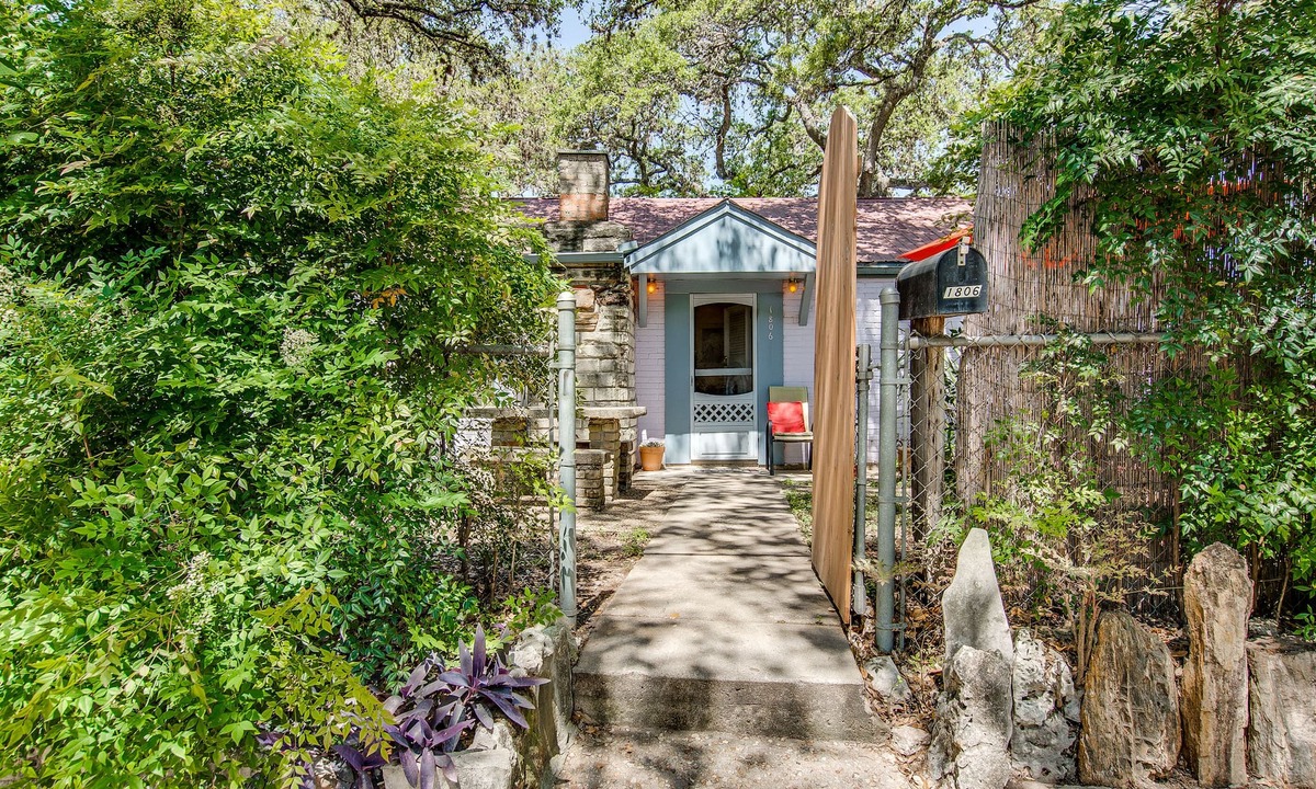 South River City House | Soco Bungalow off South Congress - Location! Trees and Quiet Comfy for 1-3