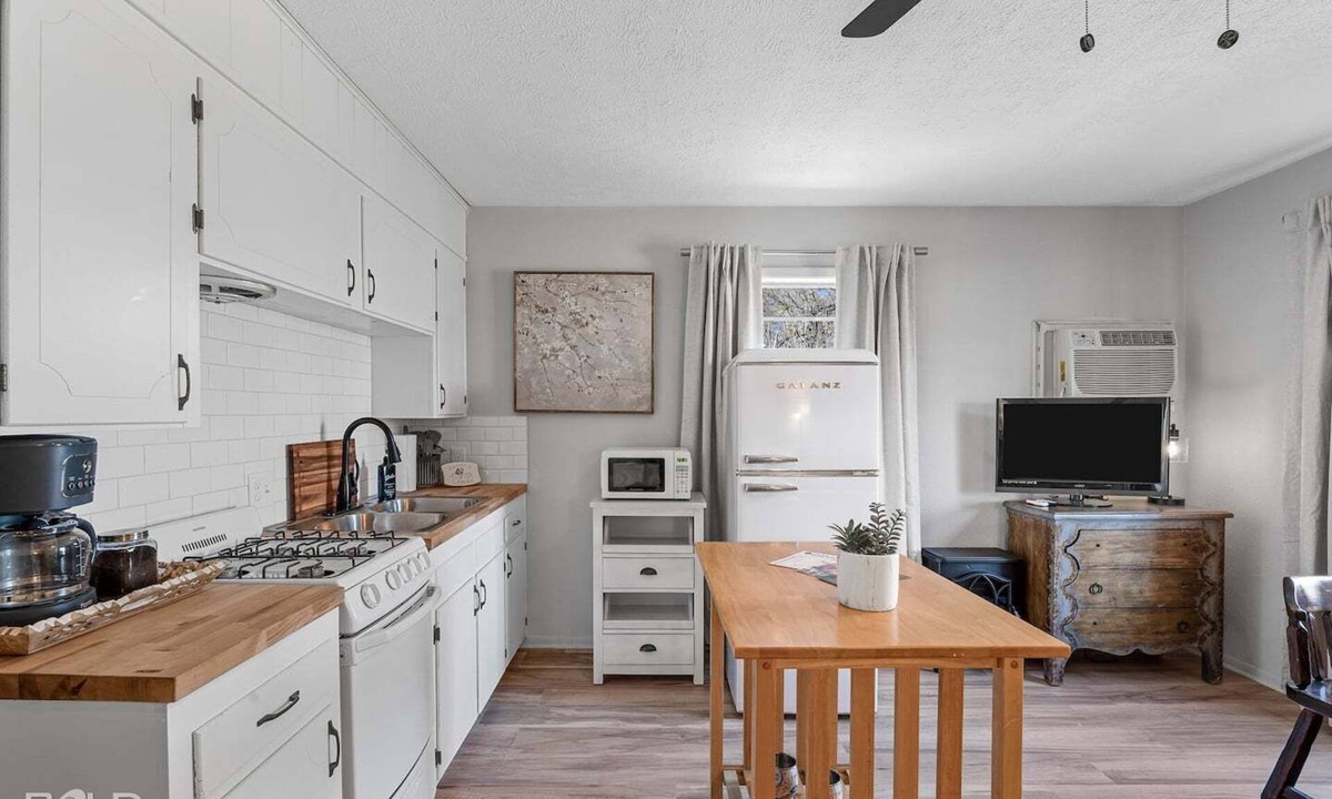 Uncertain Cottage | Southern Pearl is all about simple, peaceful lake living. Wake up to water views, spend your days kayaking or canoeing, and wind down with quiet evenings by the water.