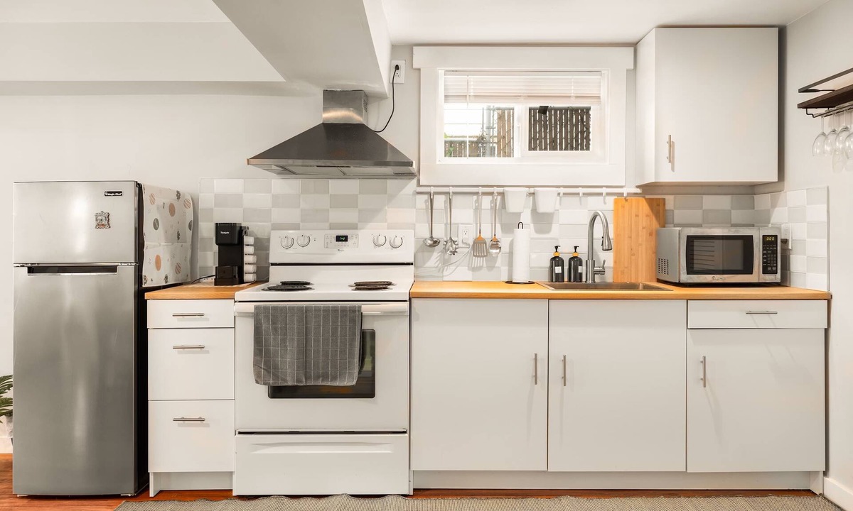 Ravenna House | Spacious 2BR Home, Backyard Parking & UW