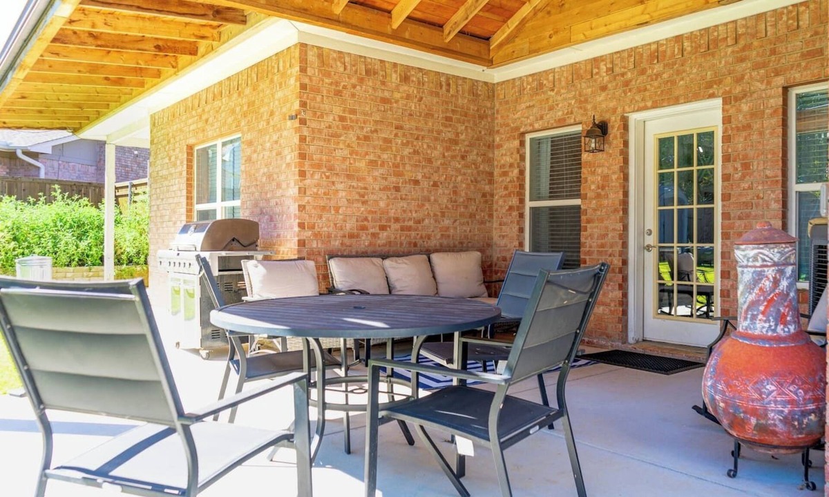 Corinth House | Spacious 3-Bedroom Retreat in Corinth, Texas. with a private backyard, playground, BBQ patio, and fully equipped kitchen. Just minutes from Lake Lewisville, Oakmont Golf Course, and a short drive to Dallas, Plano, and McKinney.