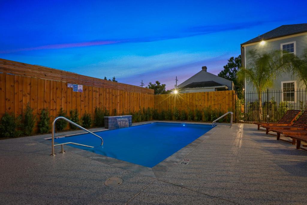 Faubourg Lafayette Apartment | Spacious 3BR Condo w Pool Steps to St Charles Ave