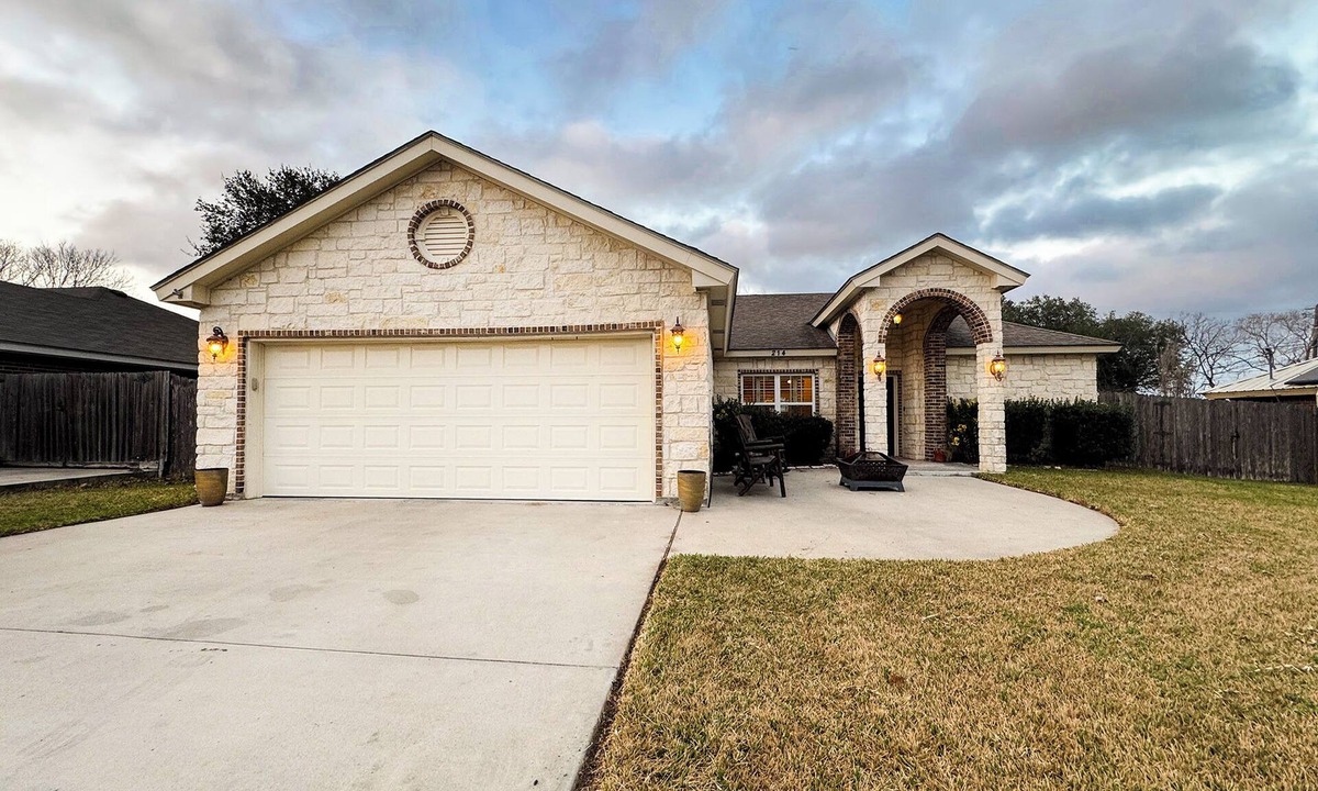 Victoria House | Spacious 3BR Home Sleeps 6 Open Living Private Yard