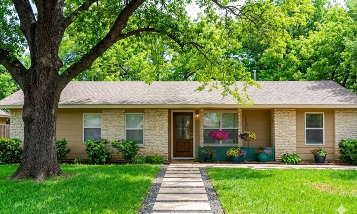 South Manchaca House | Spacious 3BR SoCO Family Home❤️ Large Private Yard with Firepit | Mints to Dtwn