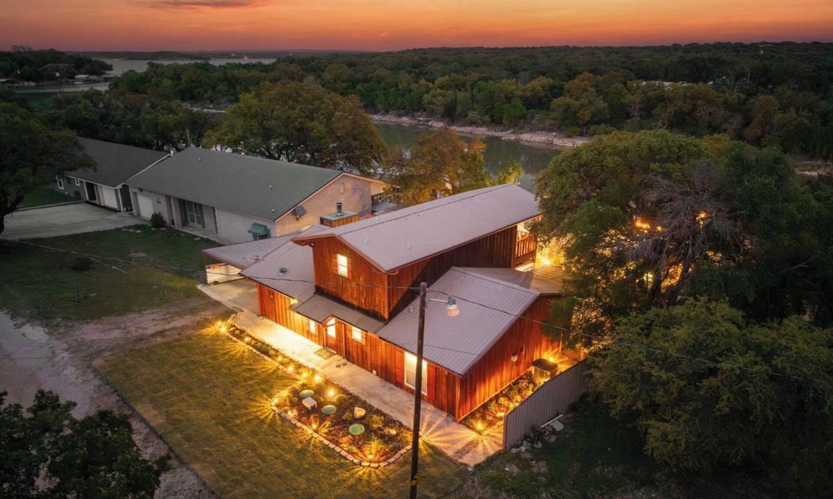 Brownwood House | Spacious 4-bedroom house on Lake Brownwood with Boat Dock