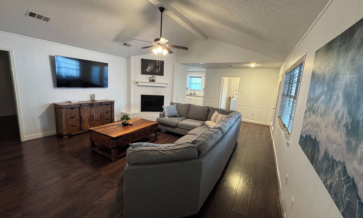Meadows Place House | Spacious 4-bedroom house in Stafford- The Hideaway