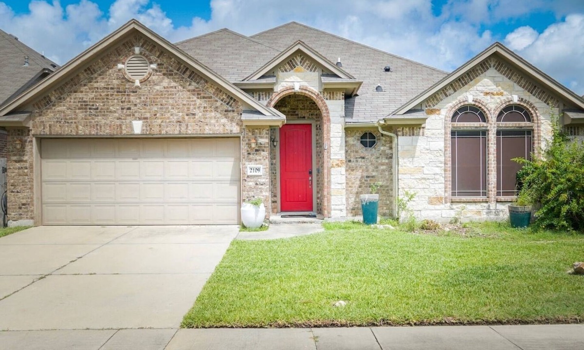 South Side House | Spacious 4BR, 2.5BA home just 15 mins from the beach! Features a 3-car garage, fast Wi-Fi, smart TVs, and a fully equipped kitchen. Quick access to the highway, hospitals, and shopping. Perfect for families, travel nurses, or long-term stays. Enjoy t