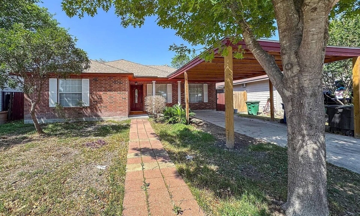 Southside House | Spacious 4BR/2BA Near Amazing Restaurants, Alamo, Riverwalk, Missions & Downtown
