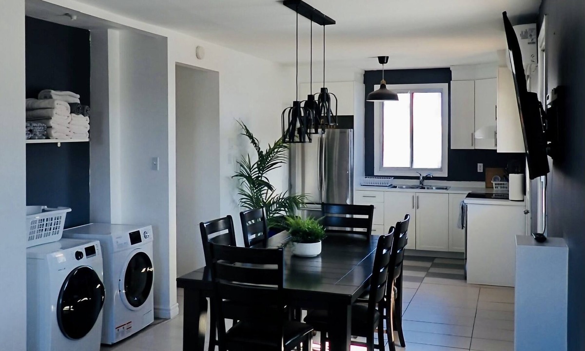 De Lorimier Apartment | Spacious 4BRs/2Baths with private parking and patio!