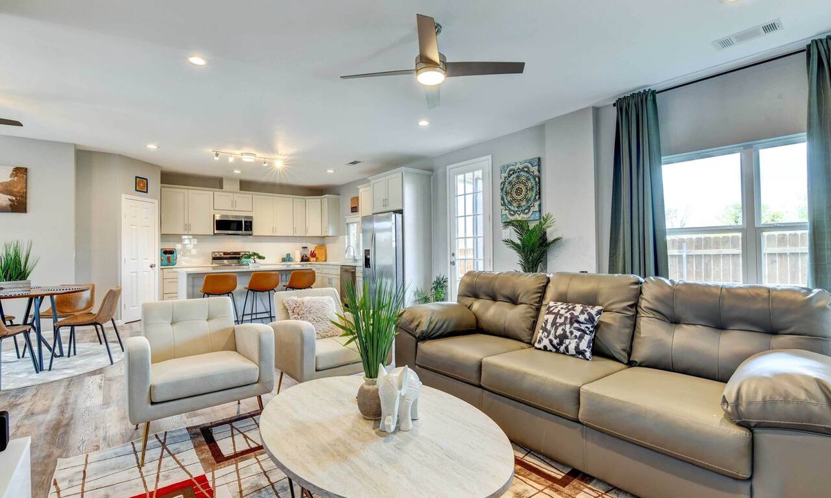 Central Arlington House | Spacious 5-bedroom house in charming Arlington with WiFi, AC