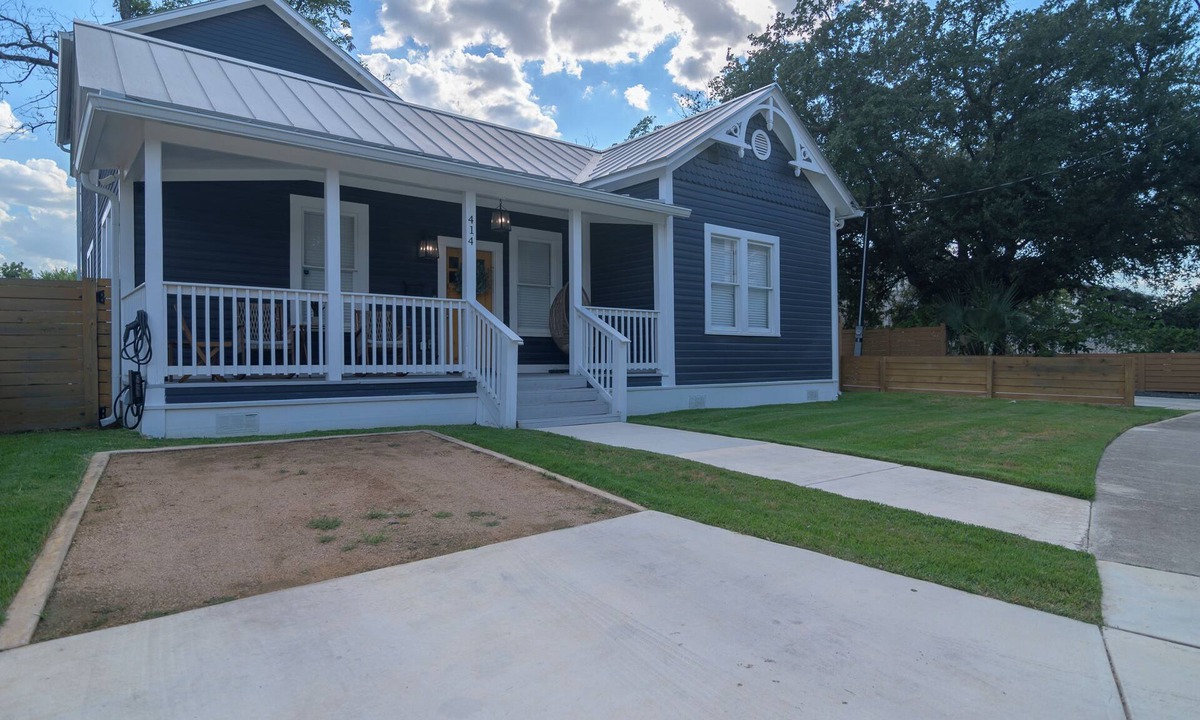 Southtown House | Spacious 5-bedroom estate in the Downtown of beautiful San Antonio w/HotTubs