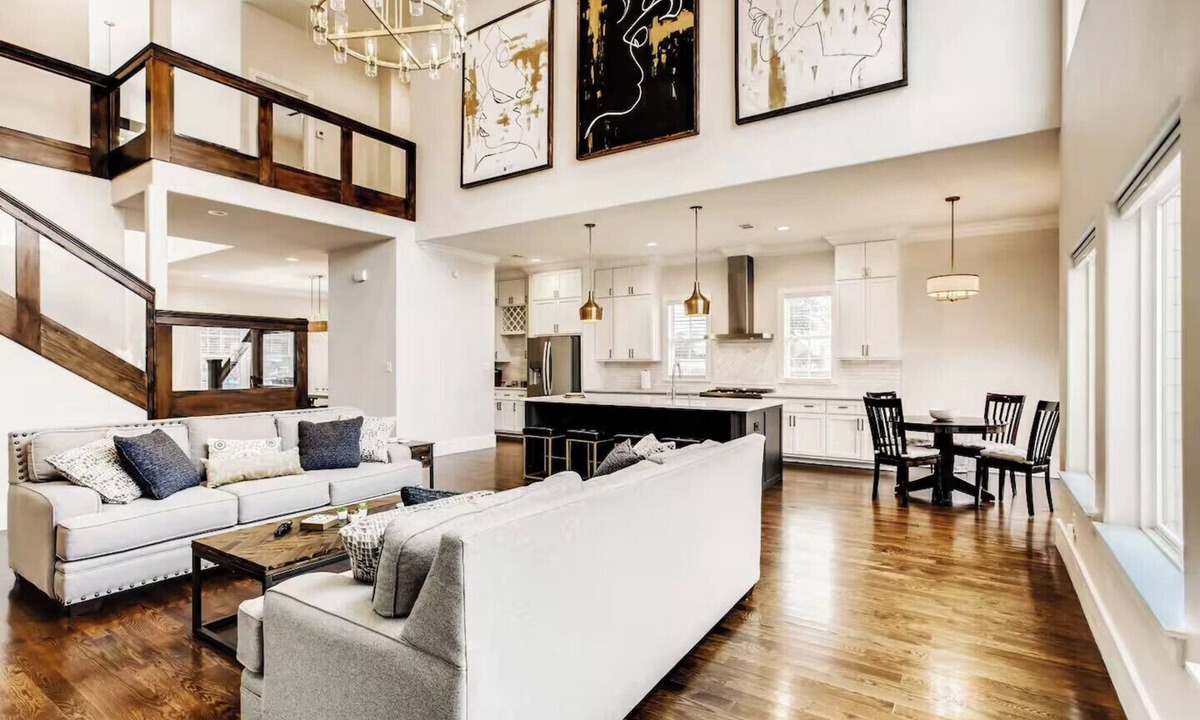 Peak's Suburban Addition Villa | Spacious 5-bedroom villa in Heart of Dallas