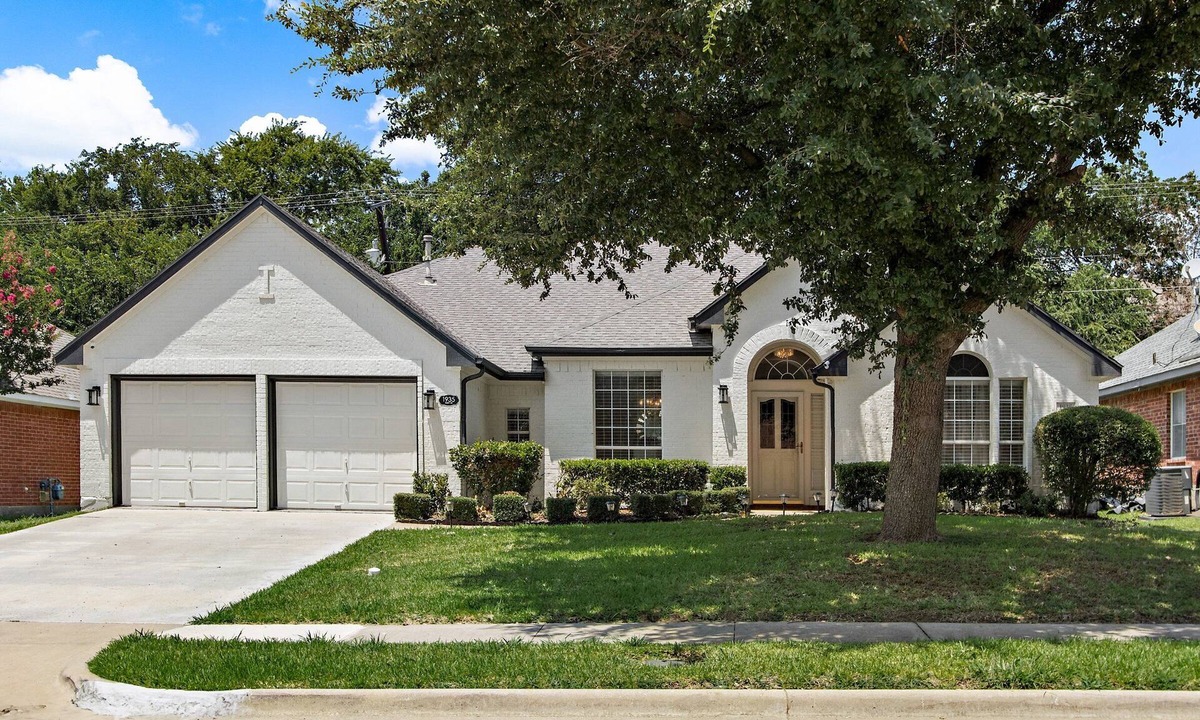 South Arlington House | Spacious 5BR 2 Bath Jetted Tub 16 miles to Dallas Stadium