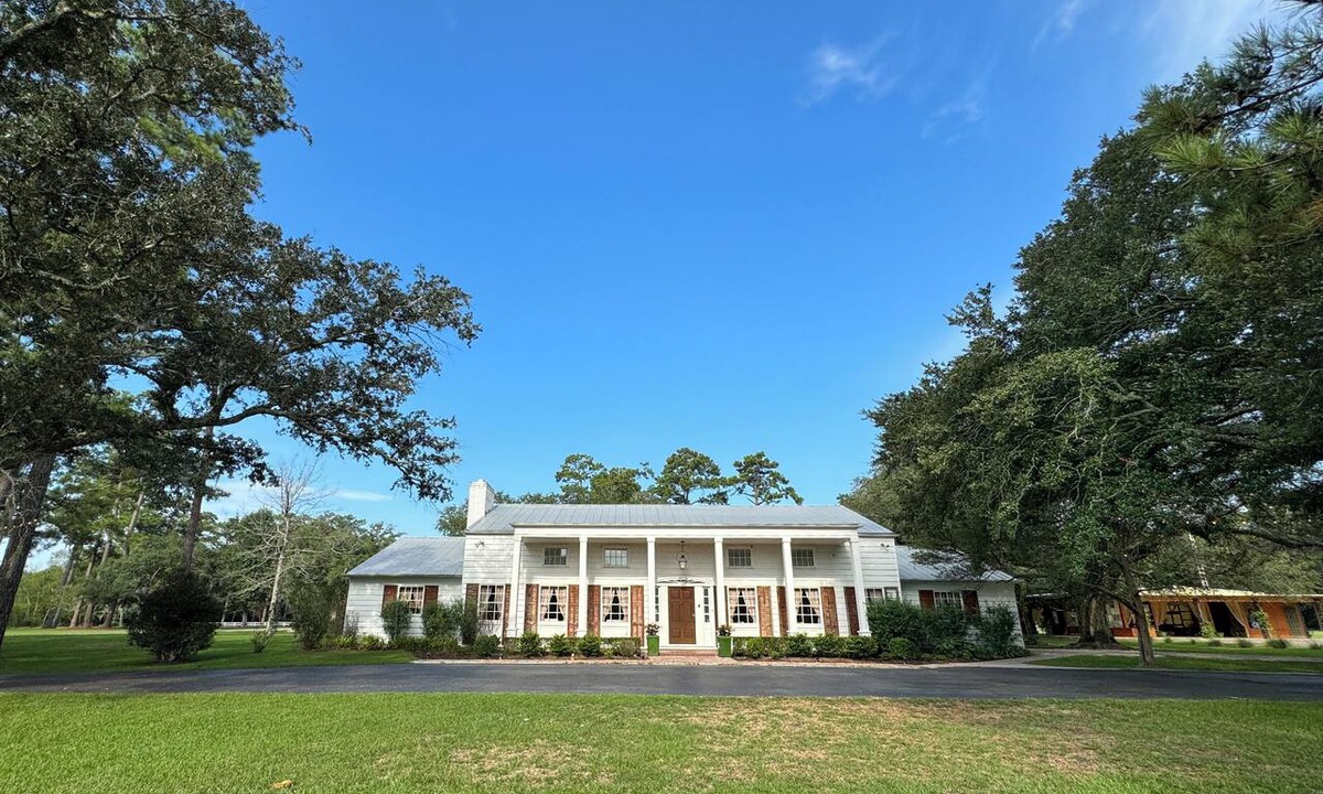 Slidell Bed & Breakfast | Spacious 6-Bedroom Retreat w/Horses & Pool - Just 30 Minutes from New Orleans