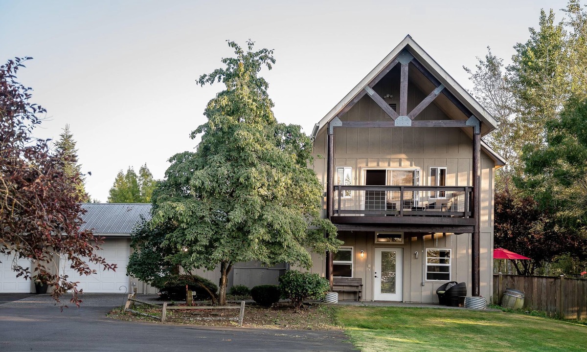 Everson House | Spacious centrally located farmhouse with stunning views, large yard, firepit