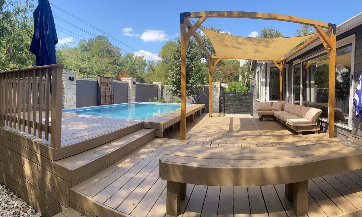 Tarrytown House | Spacious Charmer Sleeps 12 w/heated pool Dtown Austin