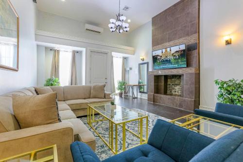 Faubourg Lafayette Apartment | Spacious Condo w Pool & Courtyard Near French Quarter