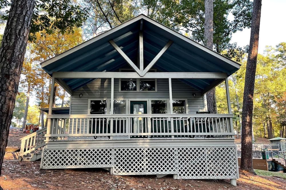 Zwolle Cabin | Spacious Lakefront Cabin with Water Activities near Zwolle, Louisiana