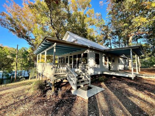 Zwolle House | Spacious Luxury Cabin with Resort Amenities Near Zwolle, LA