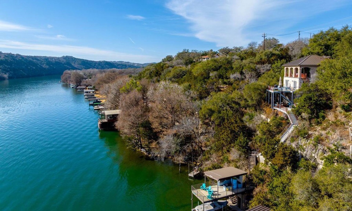 Oak Shores On Lake Austin House | Spacious Luxury Retreat: Ideal for Groups, Families & Couples Seeking Serenity