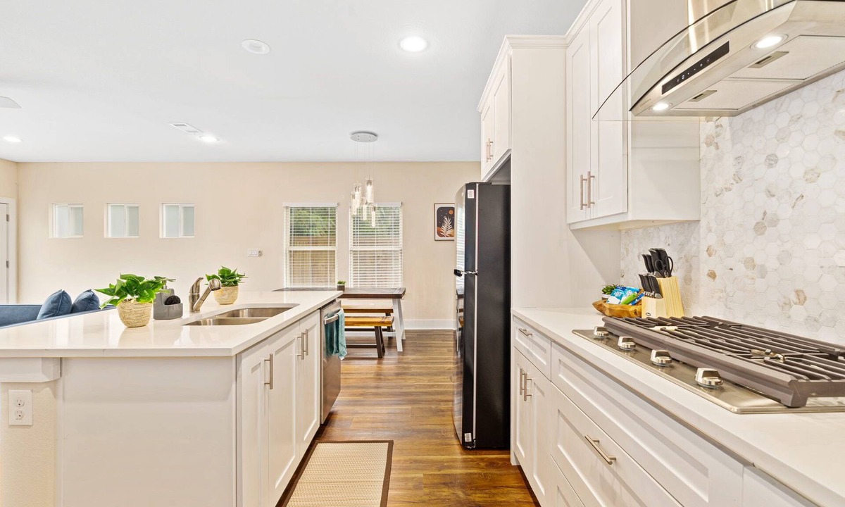 West Dallas House | Spacious Modern Chic 5BR Home in Dallas - 9 Beds!