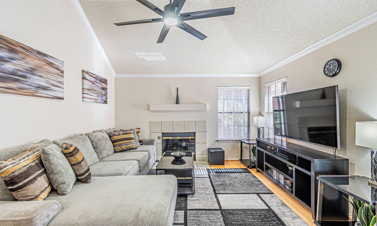 Far North Dallas House | Spacious North Dallas 3BR 2BA Home with 2 Living Areas, Great for Work or Family