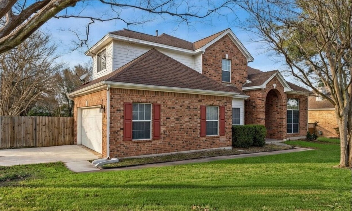 Manor House | Spacious & Peaceful Home in Central Austin