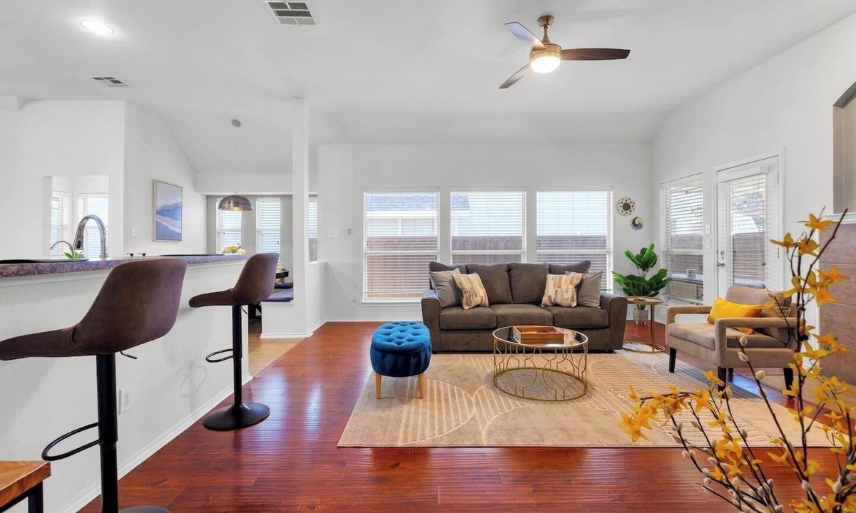McKinney House | Spacious, pet-friendly Frisco–McKinney home | Sleeps 9 3 bedrooms + flex room, 2 baths, 2 living areas, office spaces, fast Wi-Fi, and a full kitchen with island. Minutes from Craig Ranch, PGA, The Star, shopping, and dining—perfect for families o
