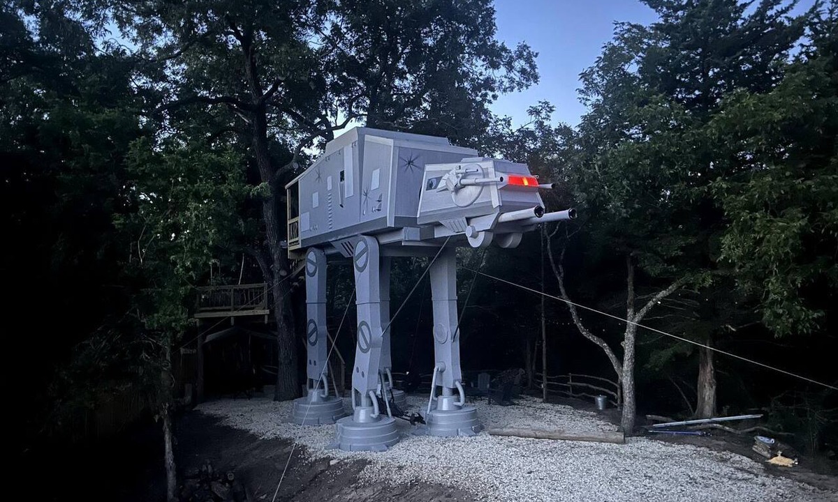 Rosston Cabin | Spectacular Treehouse with Speeder Bike & Creek Views near Forestburg, Texas
